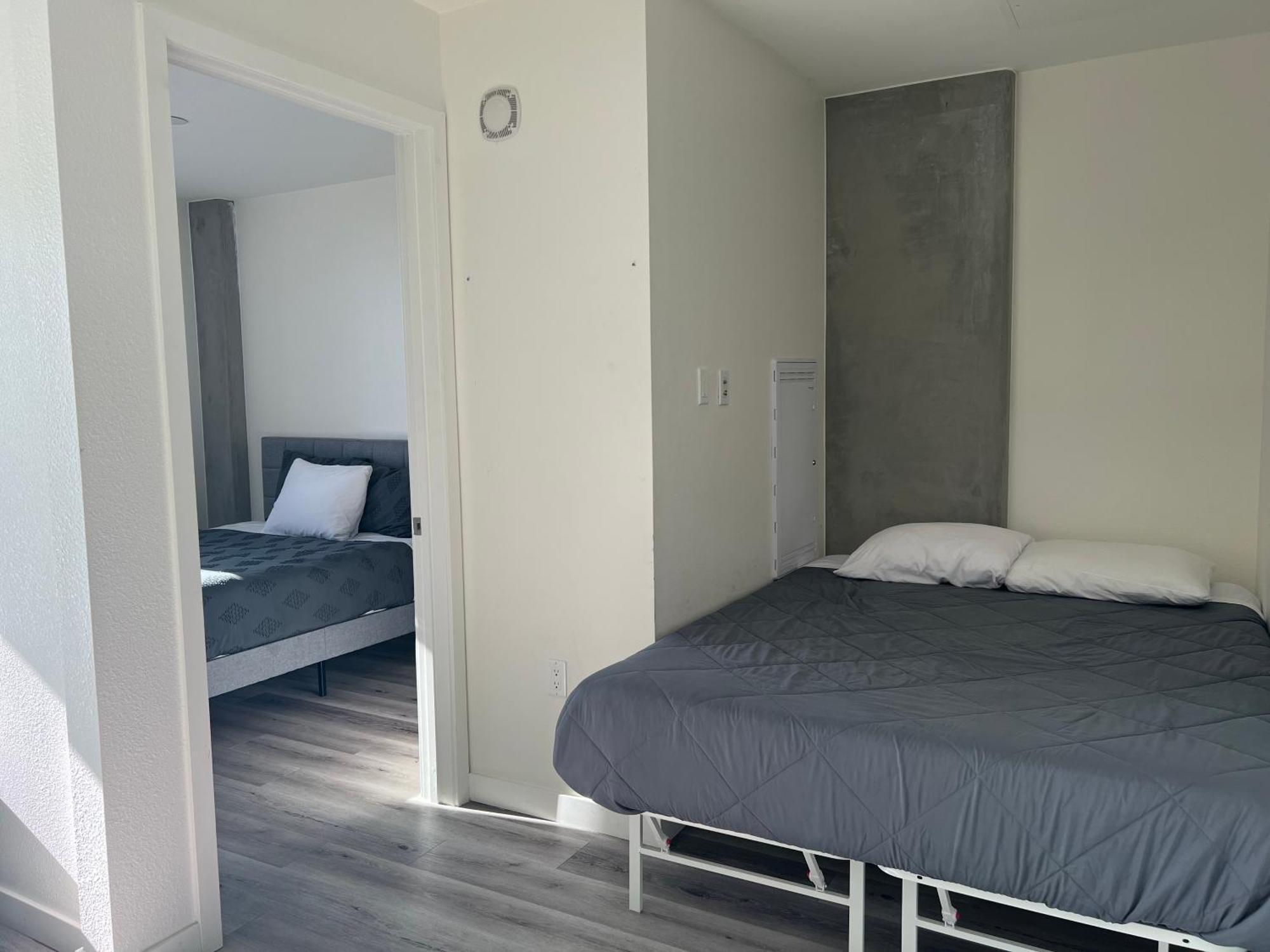 Modern Hollywood Walk Of Fame Apts- Free Parking, 360 Rooftop, Pool, Gym- Centrally Located Apartamento