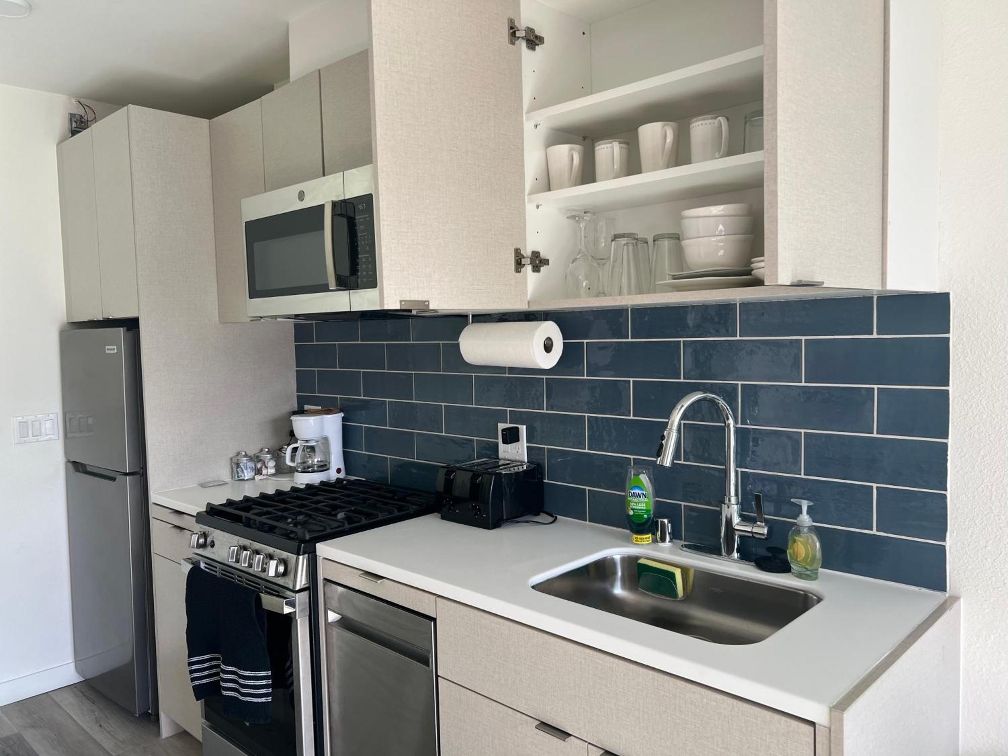Modern Hollywood Walk Of Fame Apts- Free Parking, 360 Rooftop, Pool, Gym- Centrally Located Apartamento