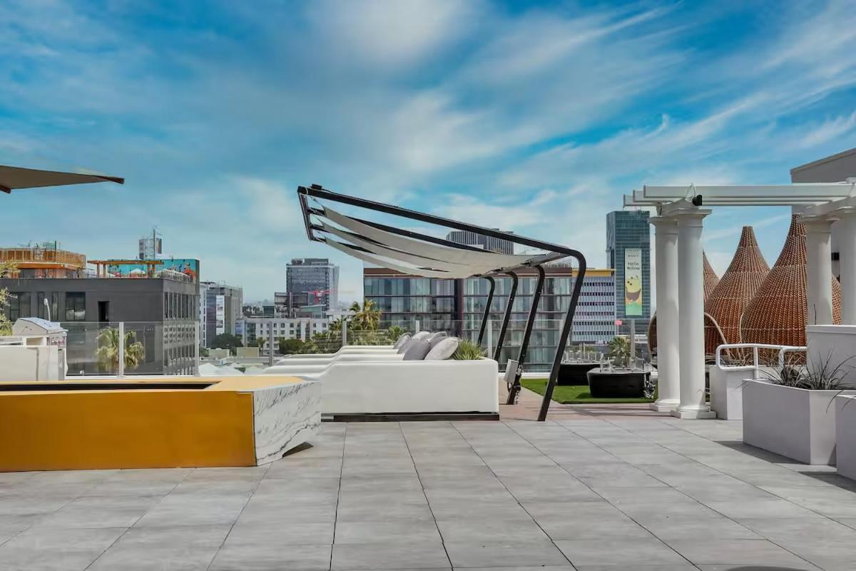 Modern Hollywood Walk Of Fame Apts- Free Parking, 360 Rooftop, Pool, Gym- Centrally Located Apartamento