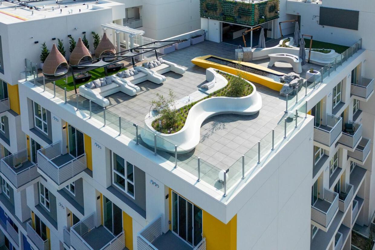 Apartamento Modern Hollywood Walk Of Fame Apts- Free Parking, 360 Rooftop, Pool, Gym- Centrally Located *