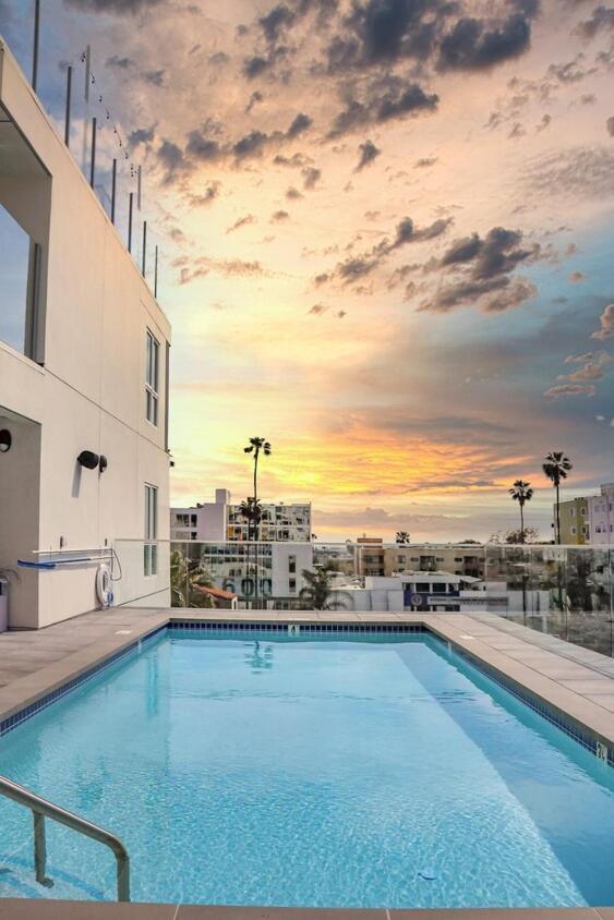 Apartamento Modern Hollywood Walk Of Fame Apts- Free Parking, 360 Rooftop, Pool, Gym- Centrally Located