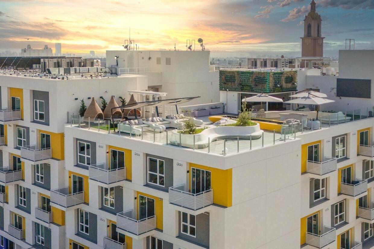 Apartamento Modern Hollywood Walk Of Fame Apts- Free Parking, 360 Rooftop, Pool, Gym- Centrally Located