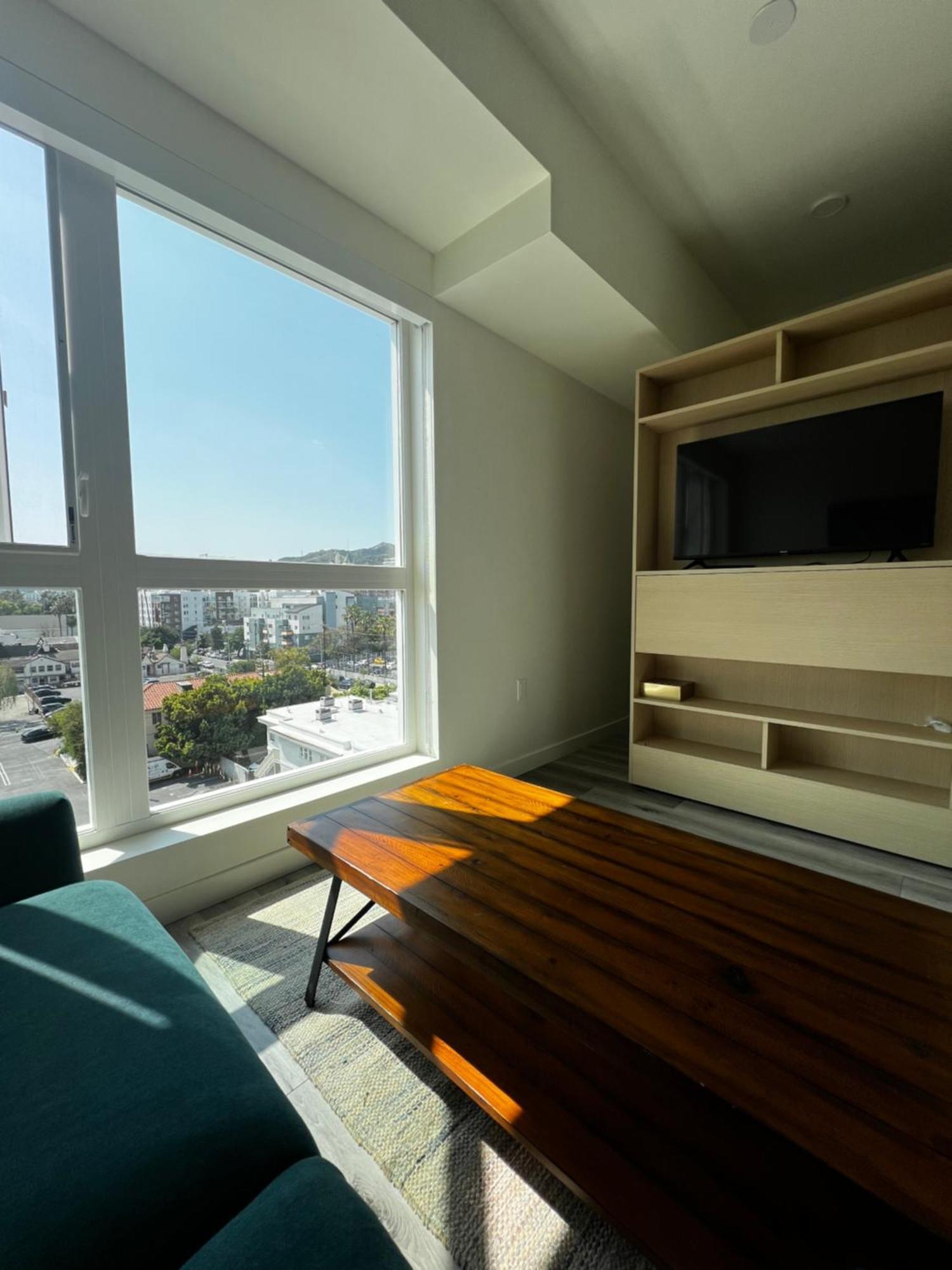 Apartamento Modern Hollywood Walk Of Fame Apts- Free Parking, 360 Rooftop, Pool, Gym- Centrally Located *