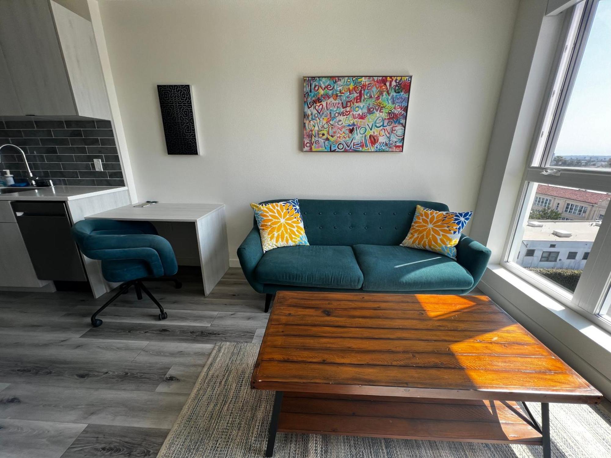 Modern Hollywood Walk Of Fame Apts- Free Parking, 360 Rooftop, Pool, Gym- Centrally Located Apartamento *