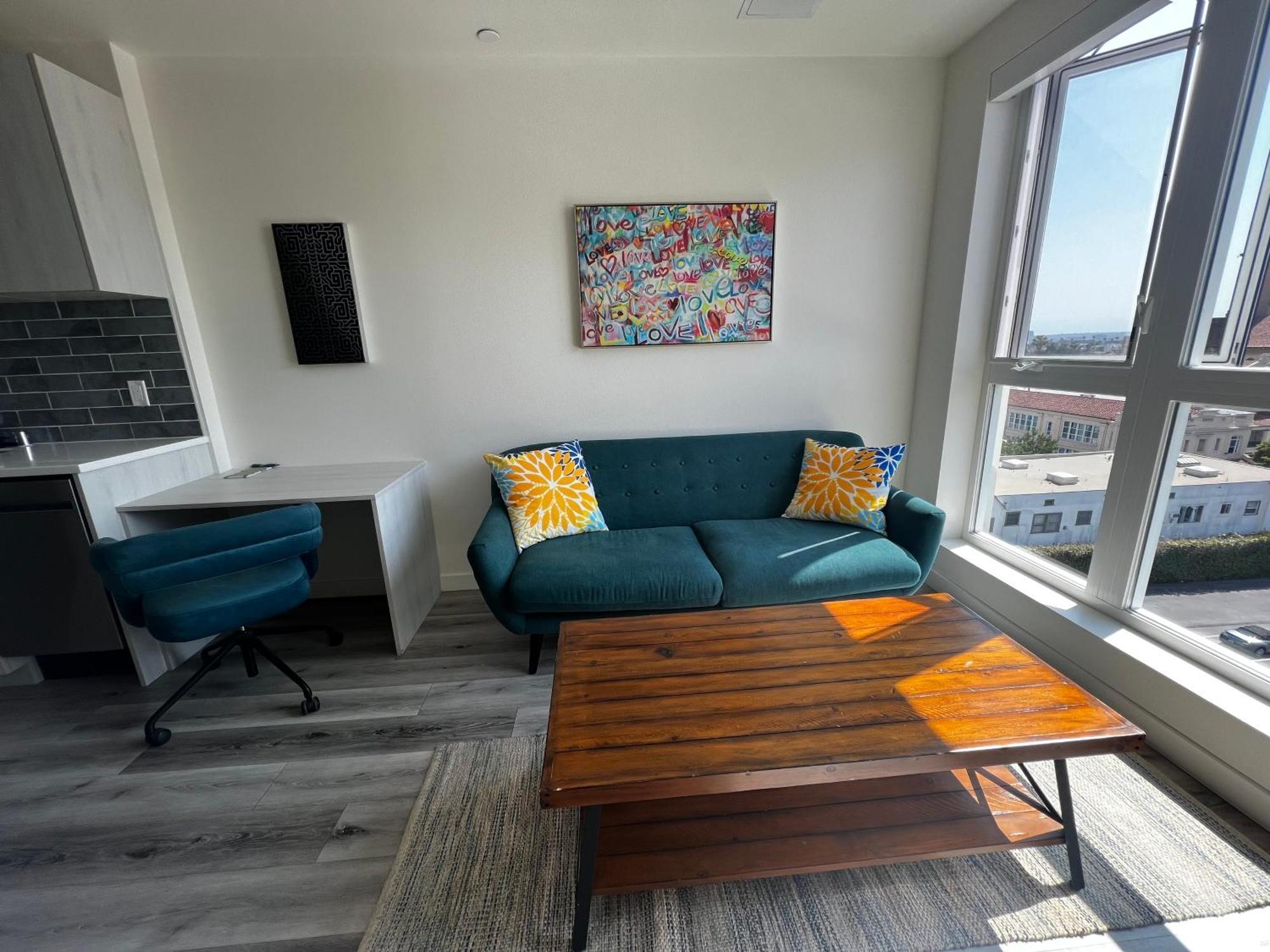 Modern Hollywood Walk Of Fame Apts- Free Parking, 360 Rooftop, Pool, Gym- Centrally Located Apartamento