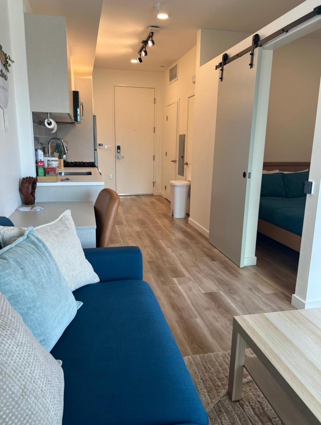 Apartamento Modern Hollywood Walk Of Fame Apts- Free Parking, 360 Rooftop, Pool, Gym- Centrally Located *
