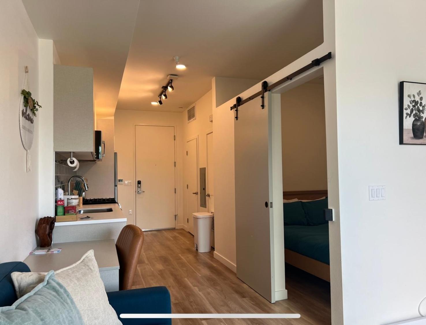Modern Hollywood Walk Of Fame Apts- Free Parking, 360 Rooftop, Pool, Gym- Centrally Located Apartamento *