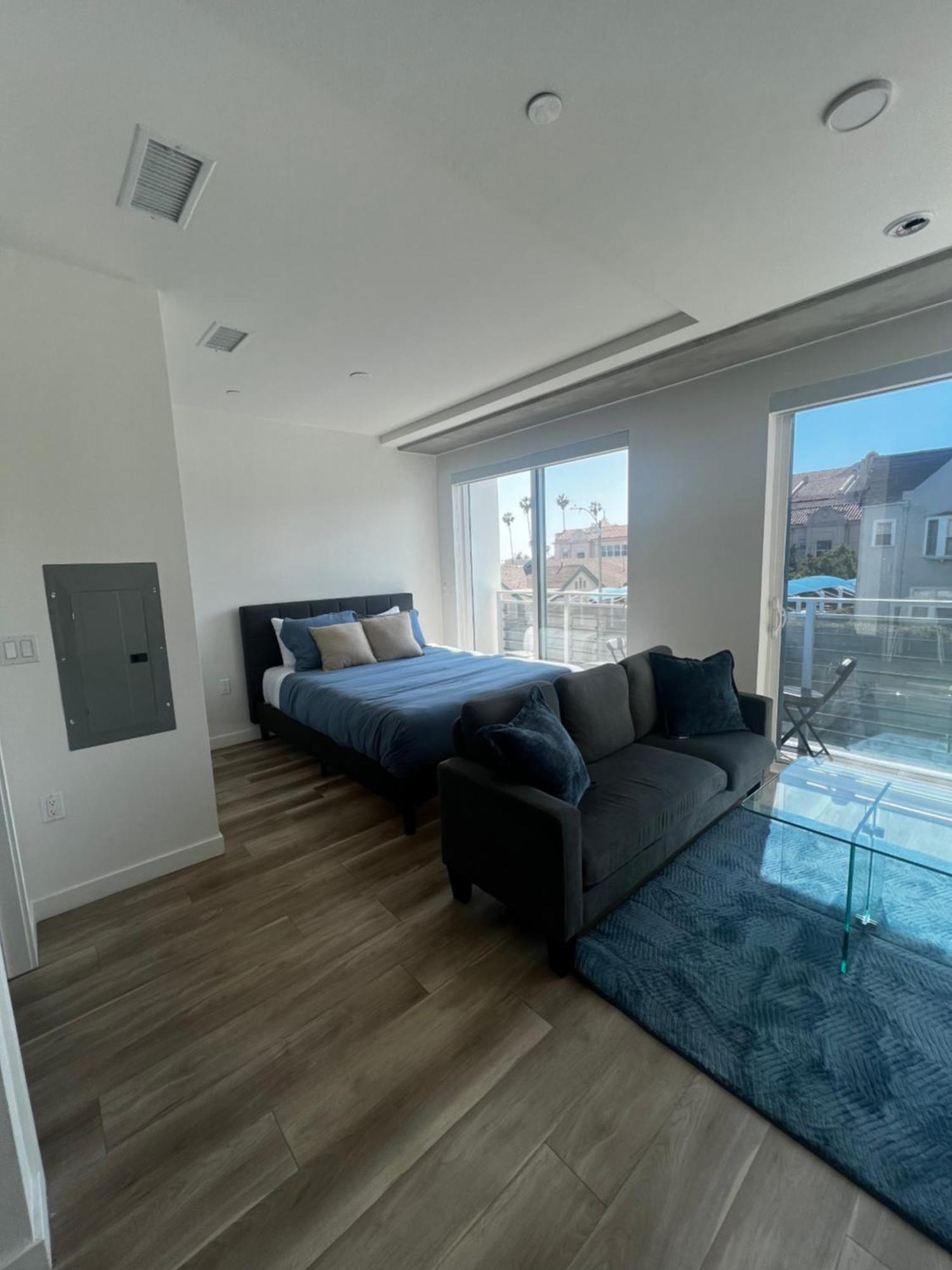 Modern Hollywood Walk Of Fame Apts- Free Parking, 360 Rooftop, Pool, Gym- Centrally Located *