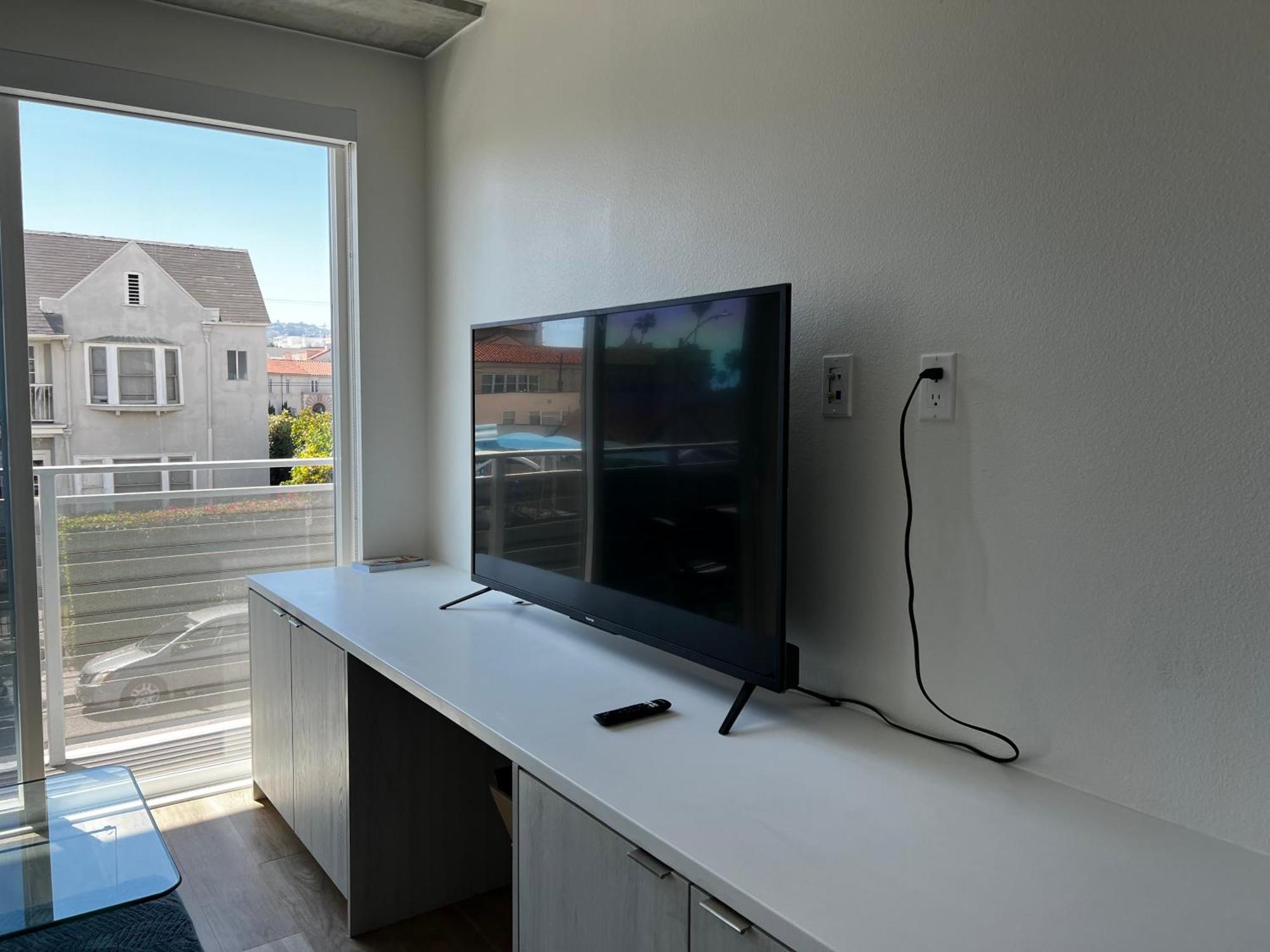 Modern Hollywood Walk Of Fame Apts- Free Parking, 360 Rooftop, Pool, Gym- Centrally Located * Los Angeles