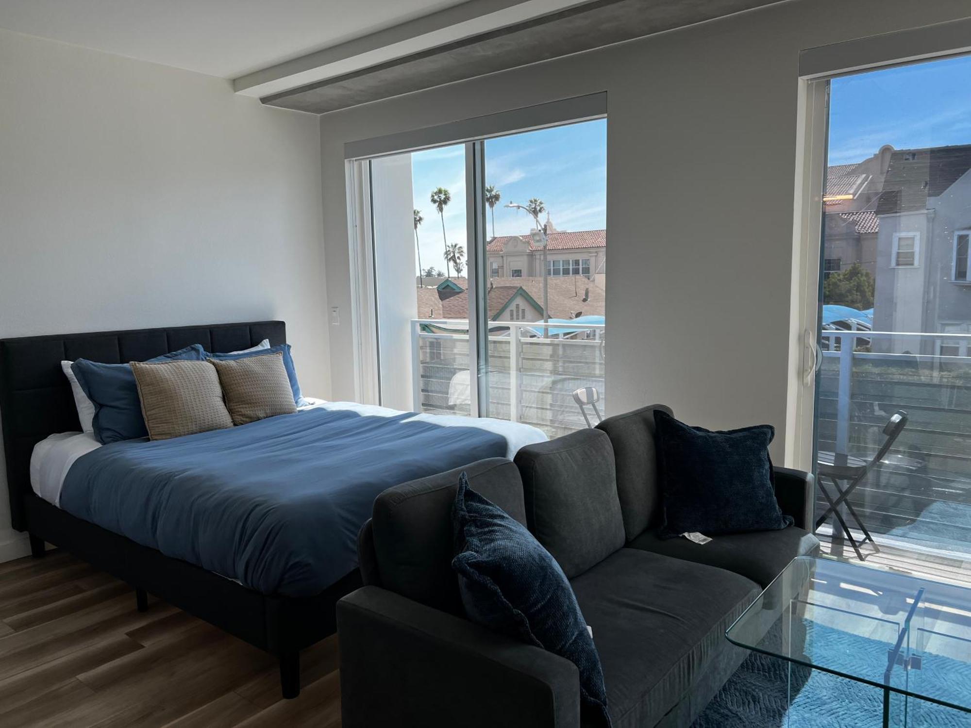 Modern Hollywood Walk Of Fame Apts- Free Parking, 360 Rooftop, Pool, Gym- Centrally Located