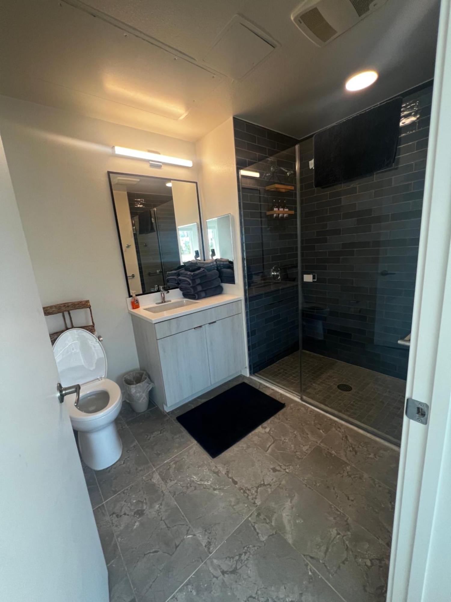 Modern Hollywood Walk Of Fame Apts- Free Parking, 360 Rooftop, Pool, Gym- Centrally Located Apartamento *