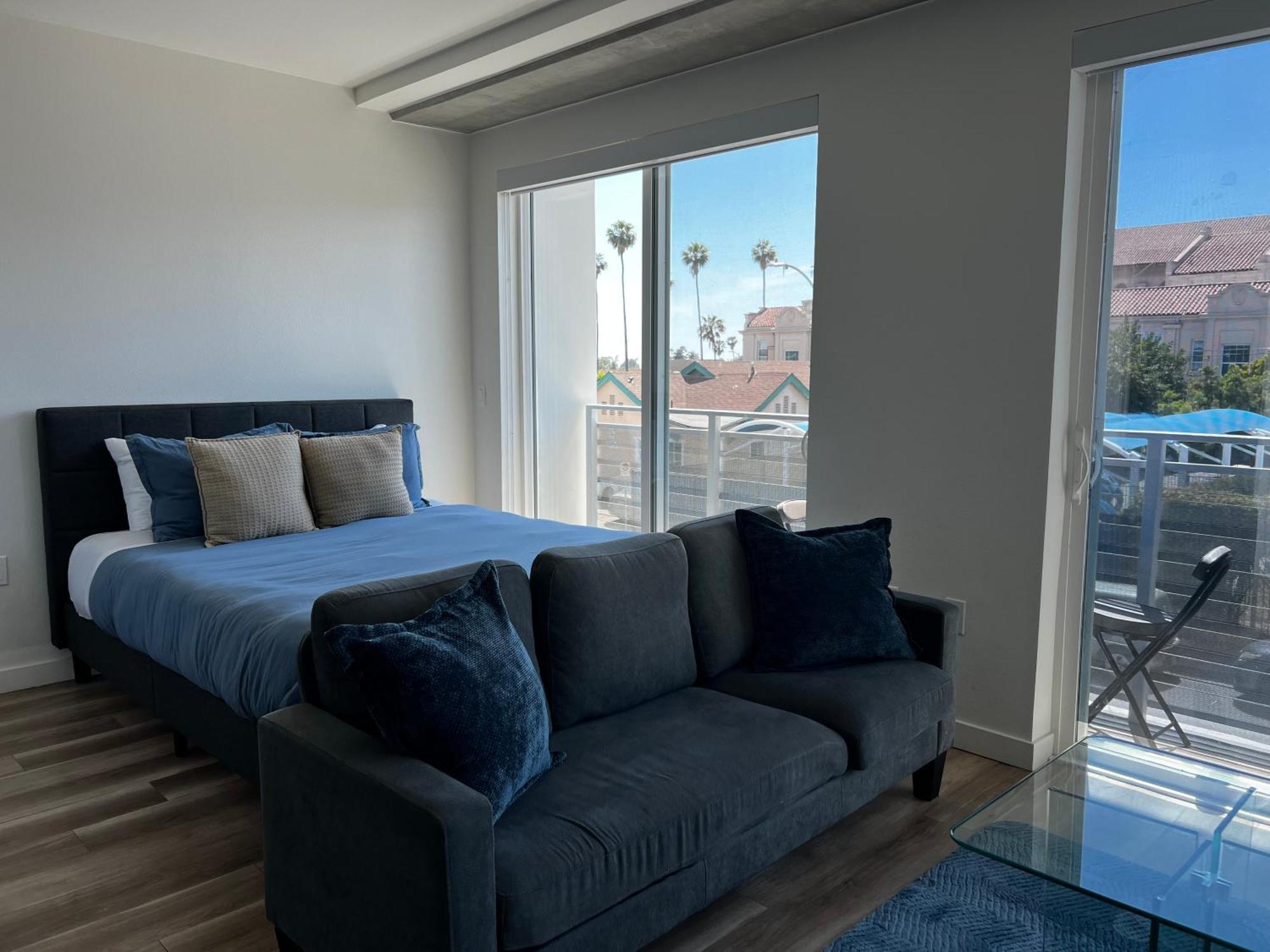 Apartamento Modern Hollywood Walk Of Fame Apts- Free Parking, 360 Rooftop, Pool, Gym- Centrally Located *