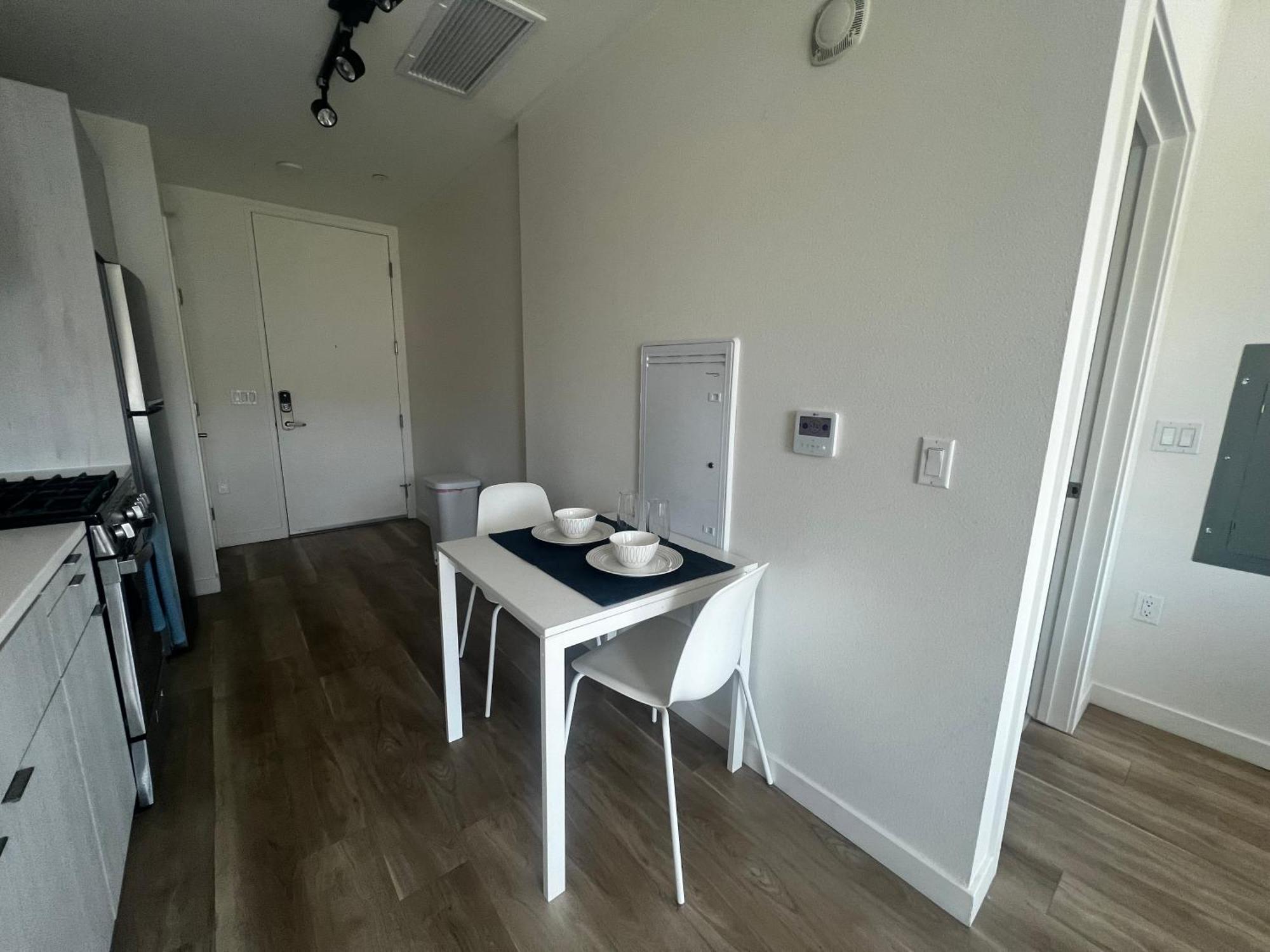 Modern Hollywood Walk Of Fame Apts- Free Parking, 360 Rooftop, Pool, Gym- Centrally Located *