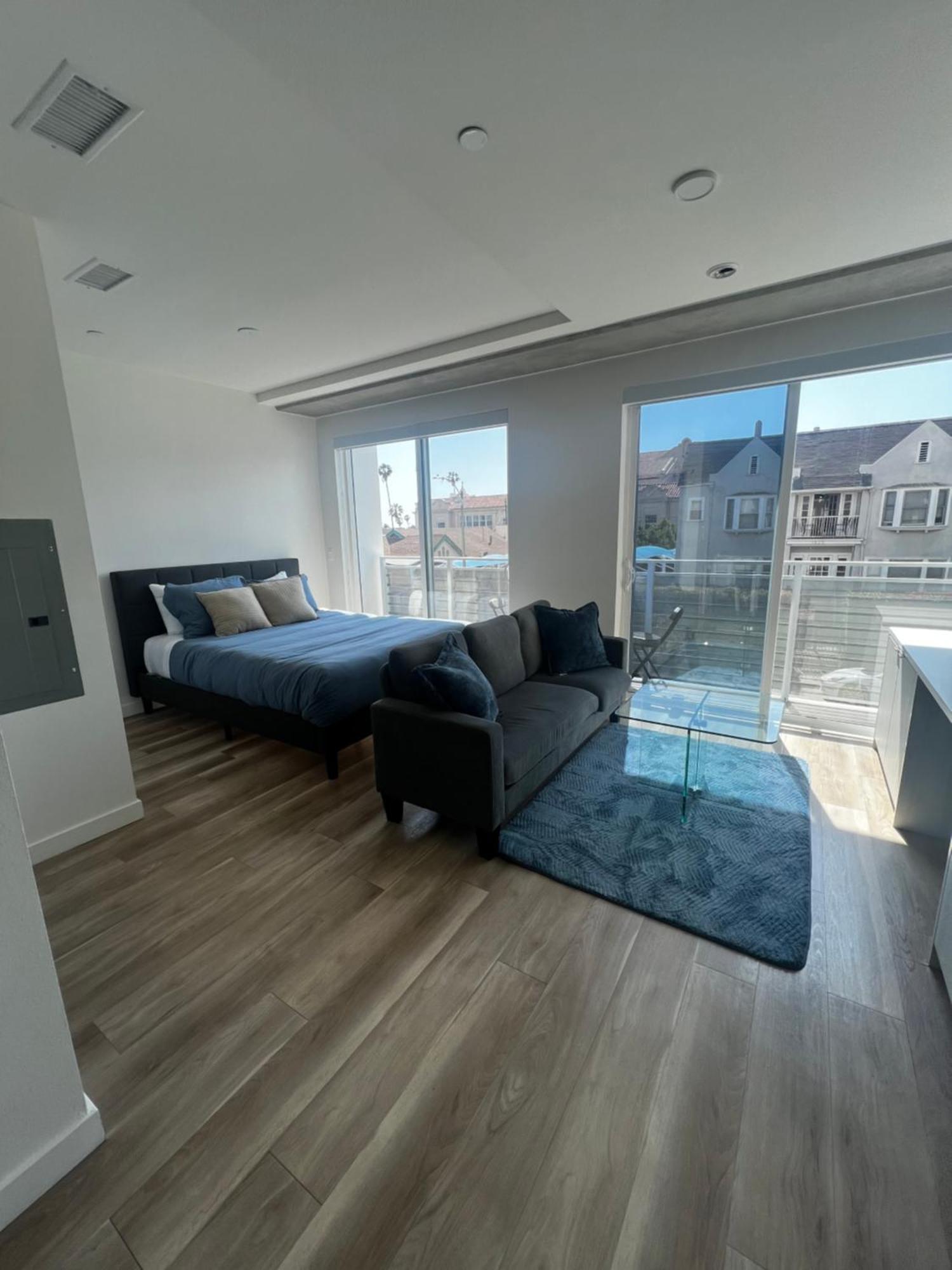 Modern Hollywood Walk Of Fame Apts- Free Parking, 360 Rooftop, Pool, Gym- Centrally Located Los Angeles