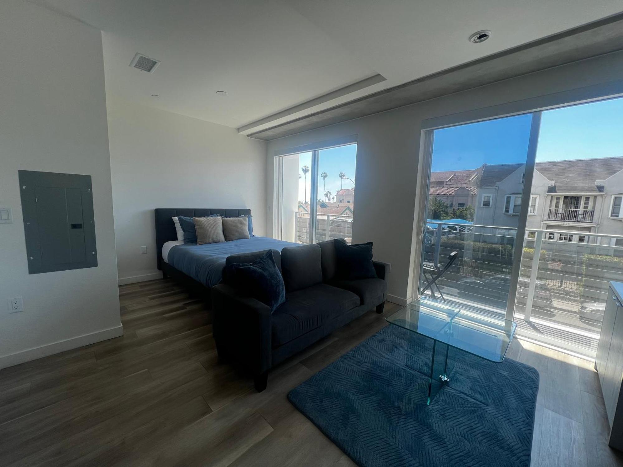 Modern Hollywood Walk Of Fame Apts- Free Parking, 360 Rooftop, Pool, Gym- Centrally Located