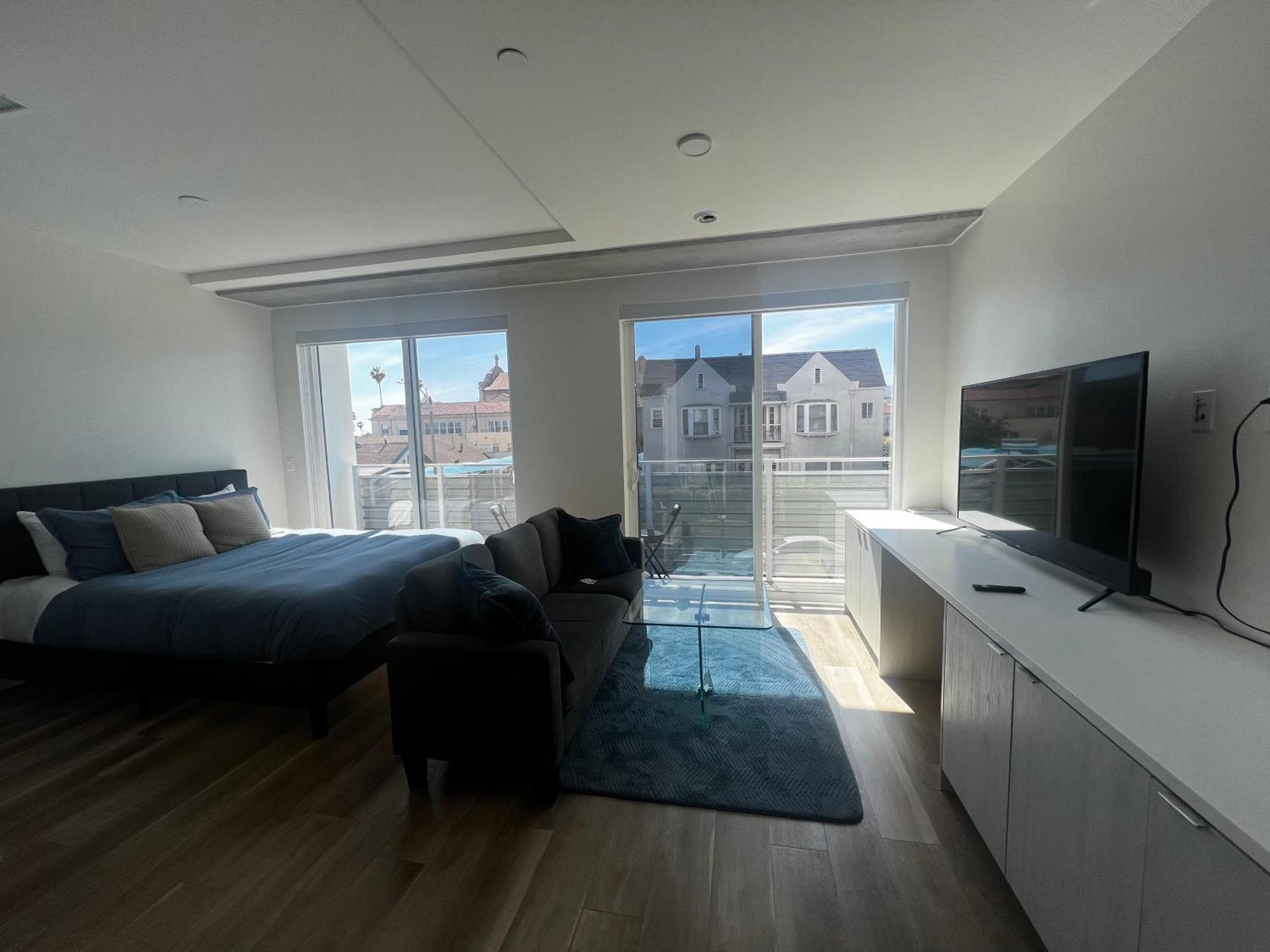 Modern Hollywood Walk Of Fame Apts- Free Parking, 360 Rooftop, Pool, Gym- Centrally Located Los Angeles